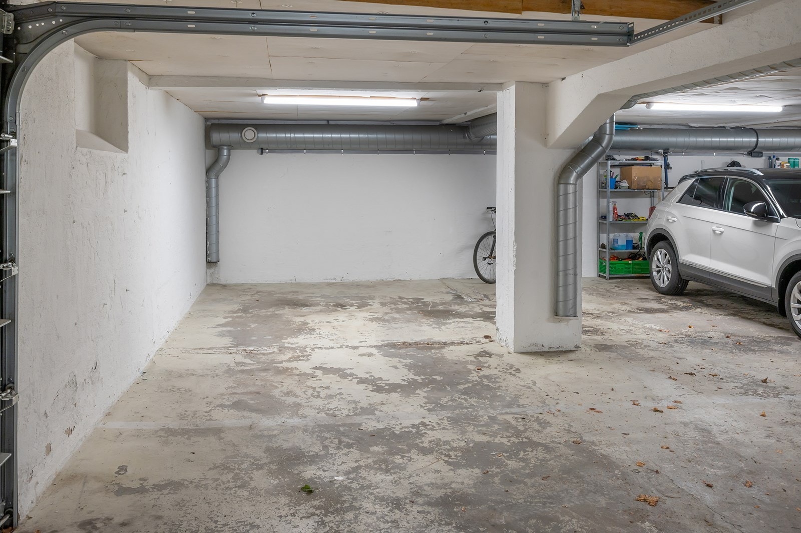 Det medfølger fast plass i kjeller Galleribilde