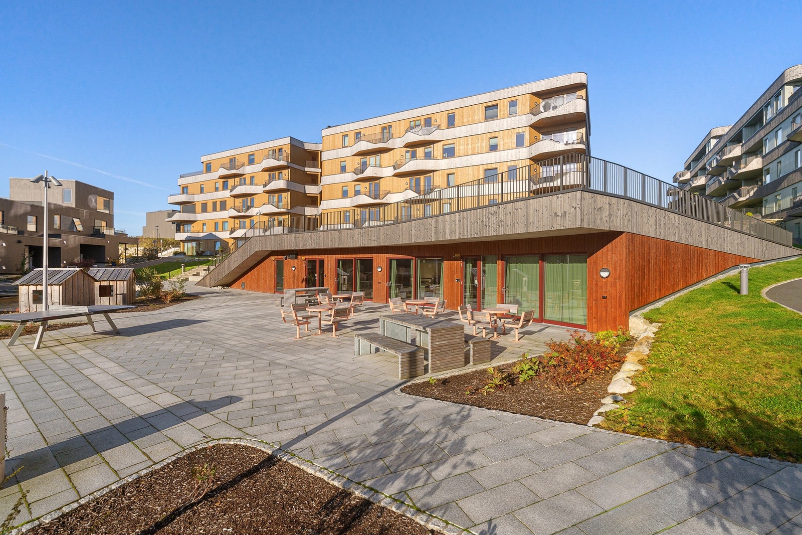 Et kjempekjekt borettslag som tilbyr ulike fasiliteter. Det er mange uteplasser men kan nyte solen, det er drivhus for dem med grønne fingre, det er selskapslokale man kan leie for bryllup, dåp, konfirmasjon eller hva man måtte ønske. Galleribilde