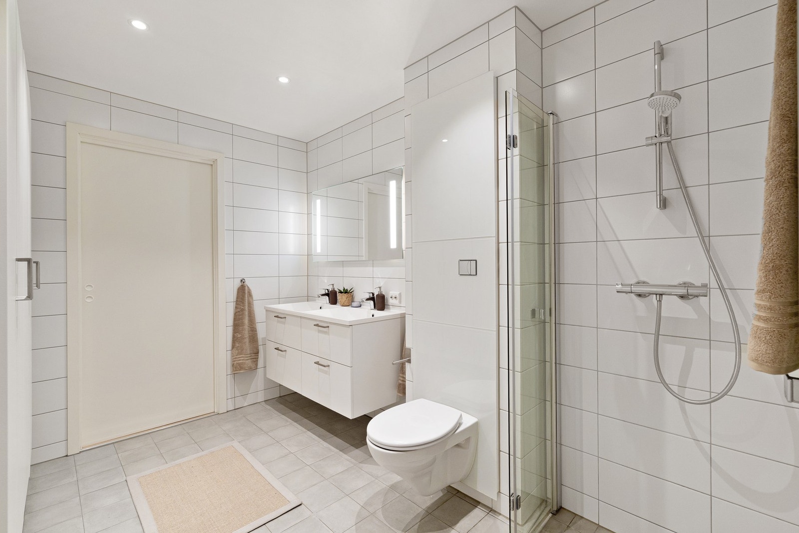 Det er inngang til vaskerommet fra badet, med opplegg for vaskemaskin/tørketrommel. Galleribilde