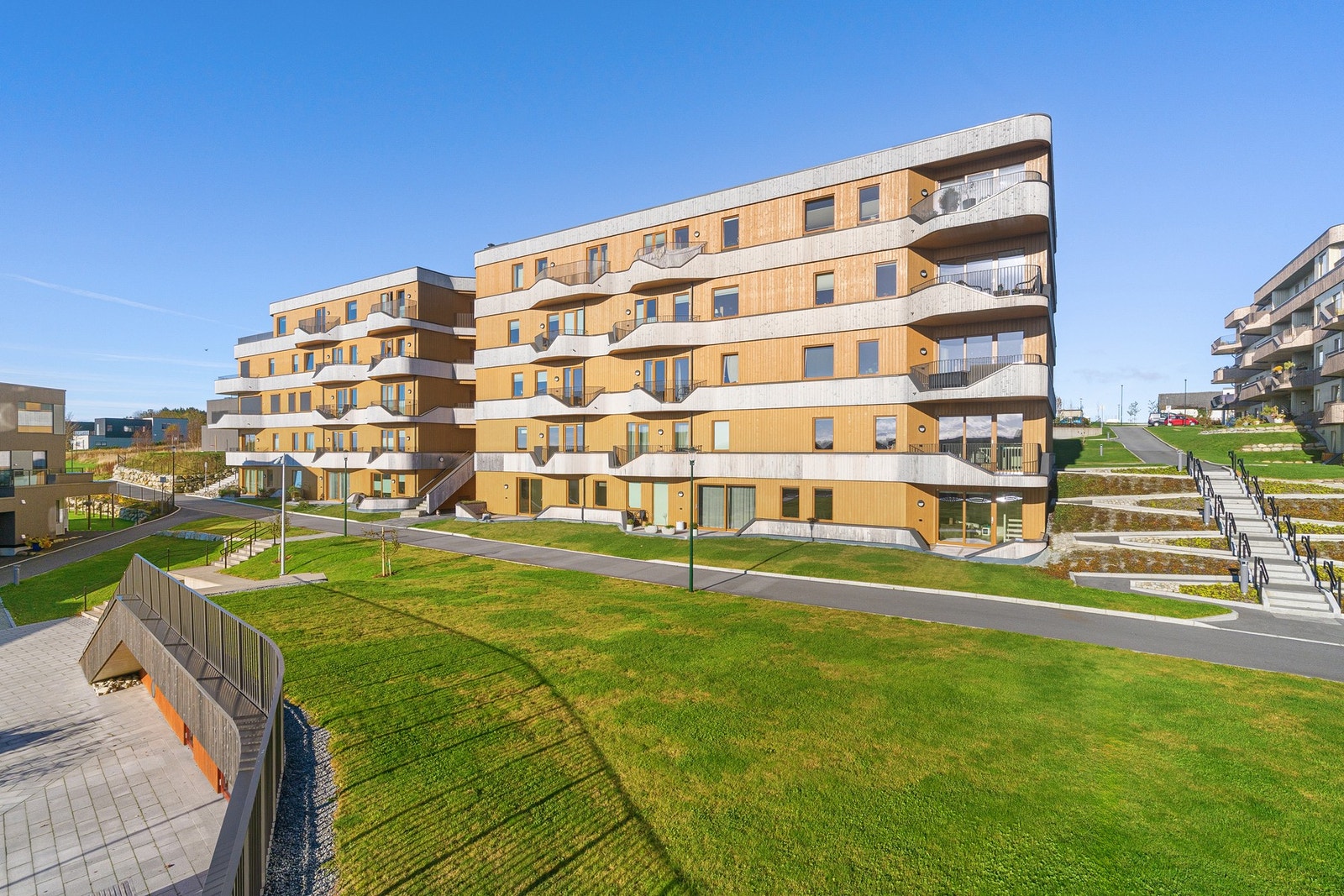 Her får du solrike uteplasser. En balkong, en terrasse og en deilig gressplen. Galleribilde
