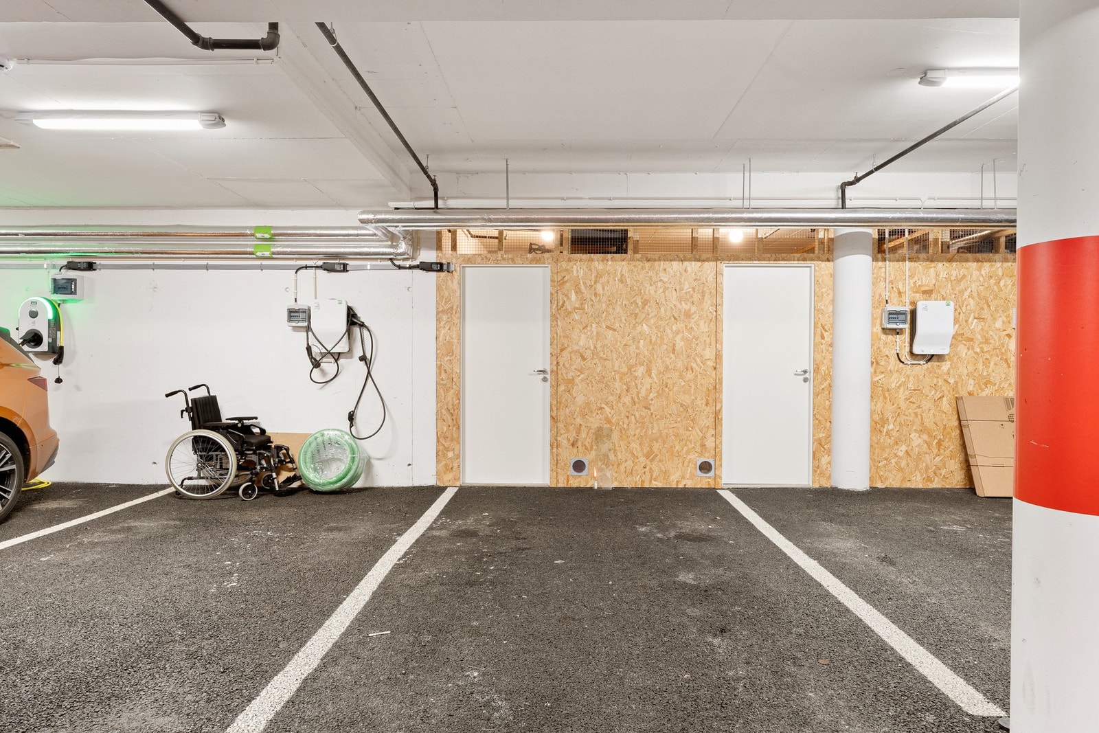 Man disponerer én parkeringsplass i parkeringsanlegg samt bod. Det er mulighet for å installere elbillader. Galleribilde