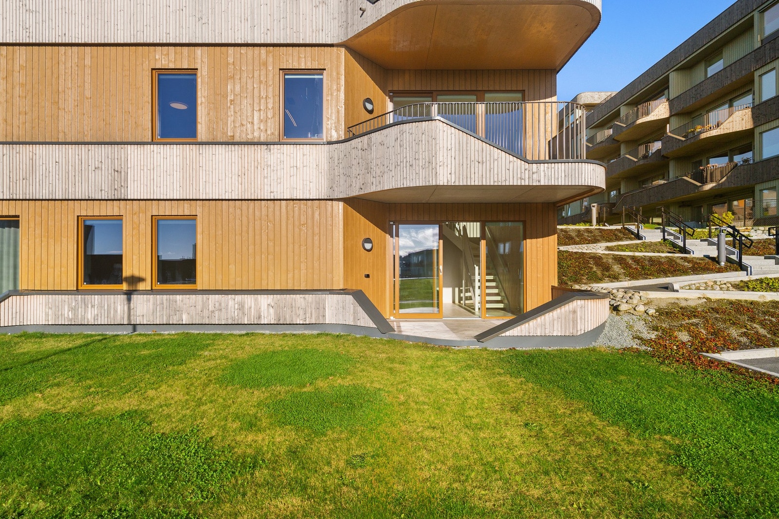 Velkommen til en arkitekttegnet bolig av Helen & Hard, Gjerdebakken 38! En flott endeleilighet over 2 plan på populære Tasta. Galleribilde