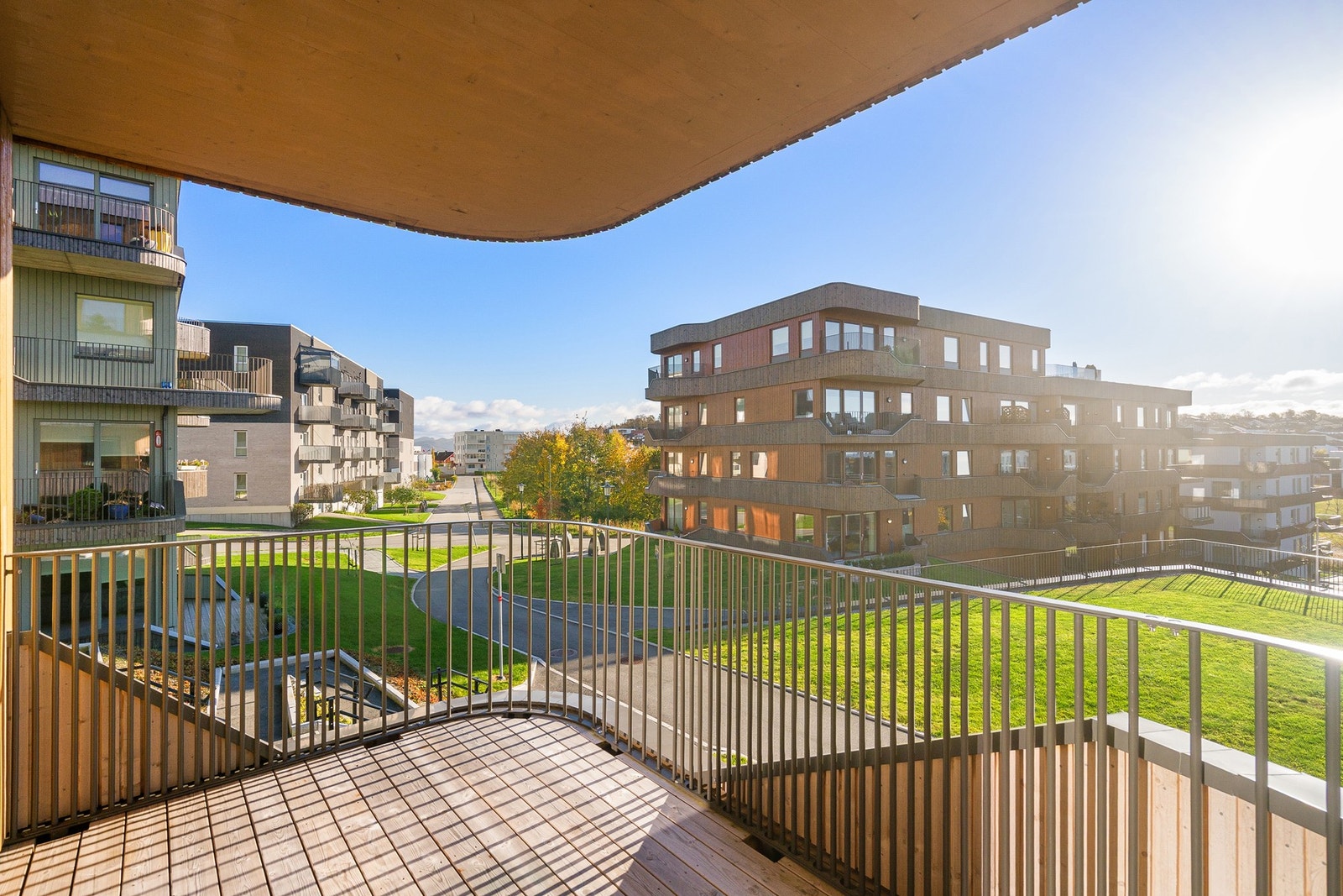 Balkongen er sørvest-vendt og tilbyr rikelig med sol. Galleribilde