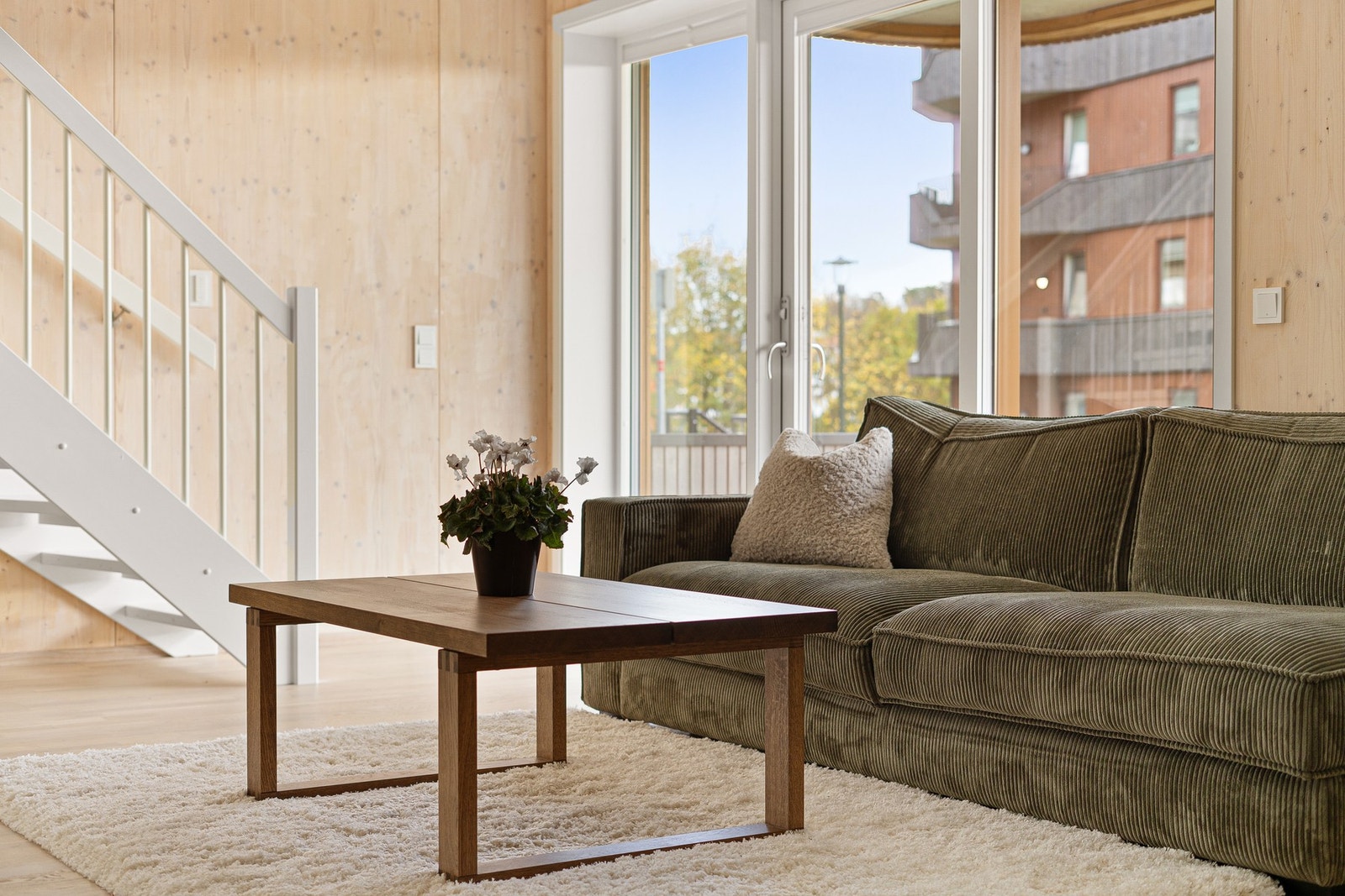 Det er utgang til en hyggelig terrasse med gode solforhold fra stuen. Galleribilde