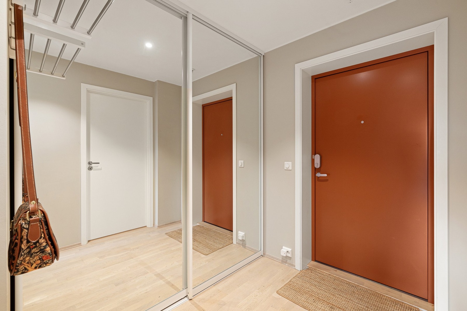 Romslig gang hvor skyvedørsgarderoben har speilfronter. Galleribilde