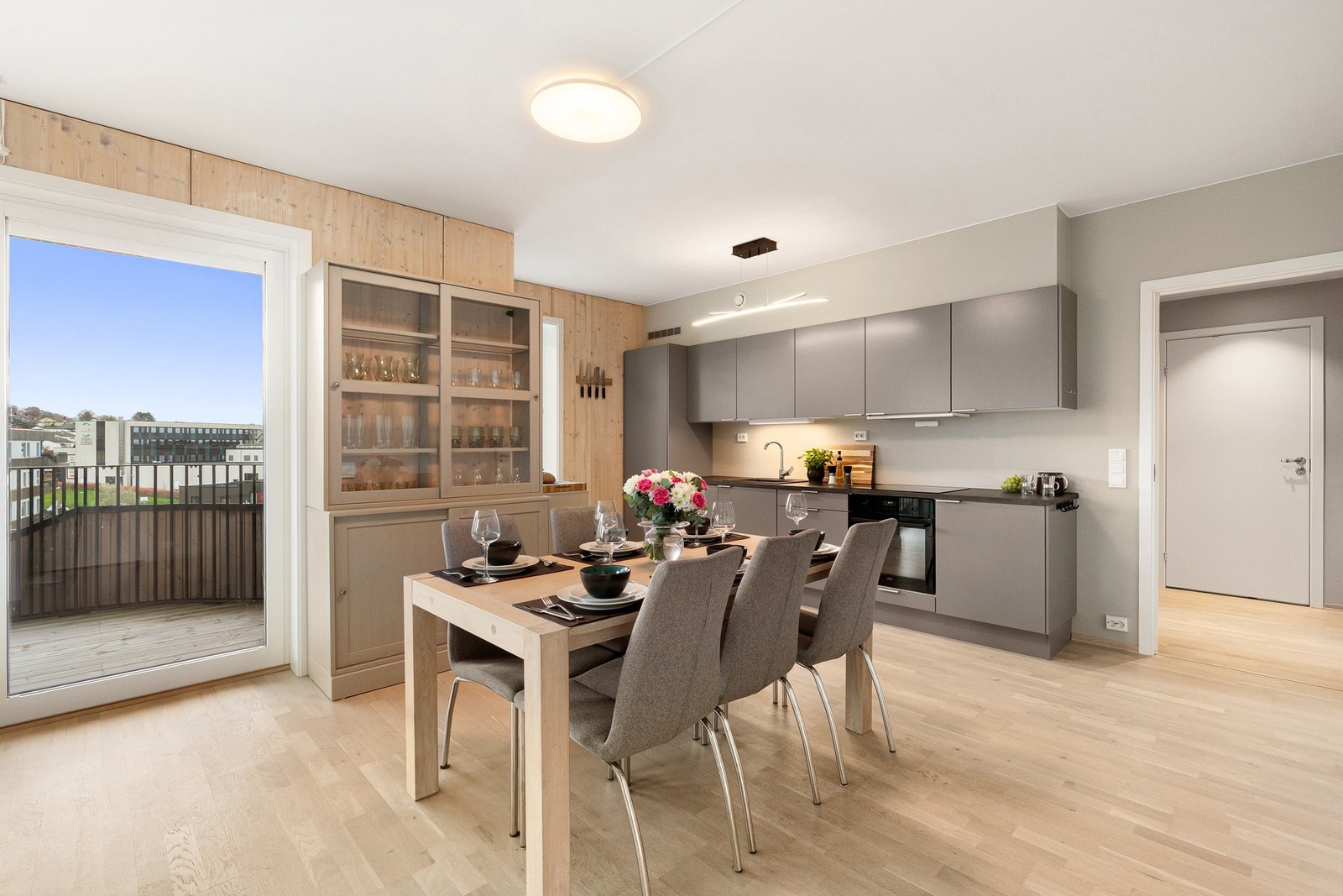 Utrolig kjekk planløsning med to stuer, en oppe og en nede. Det samme gjelder bad. Det er til sammen fire soverom samt en balkong og en terrasse. Galleribilde