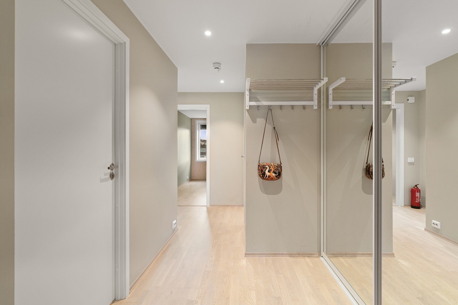 Hele boligen holder en høy standard med listefritt tak, pene vegger og et vakkert parkettgulv. Galleribilde