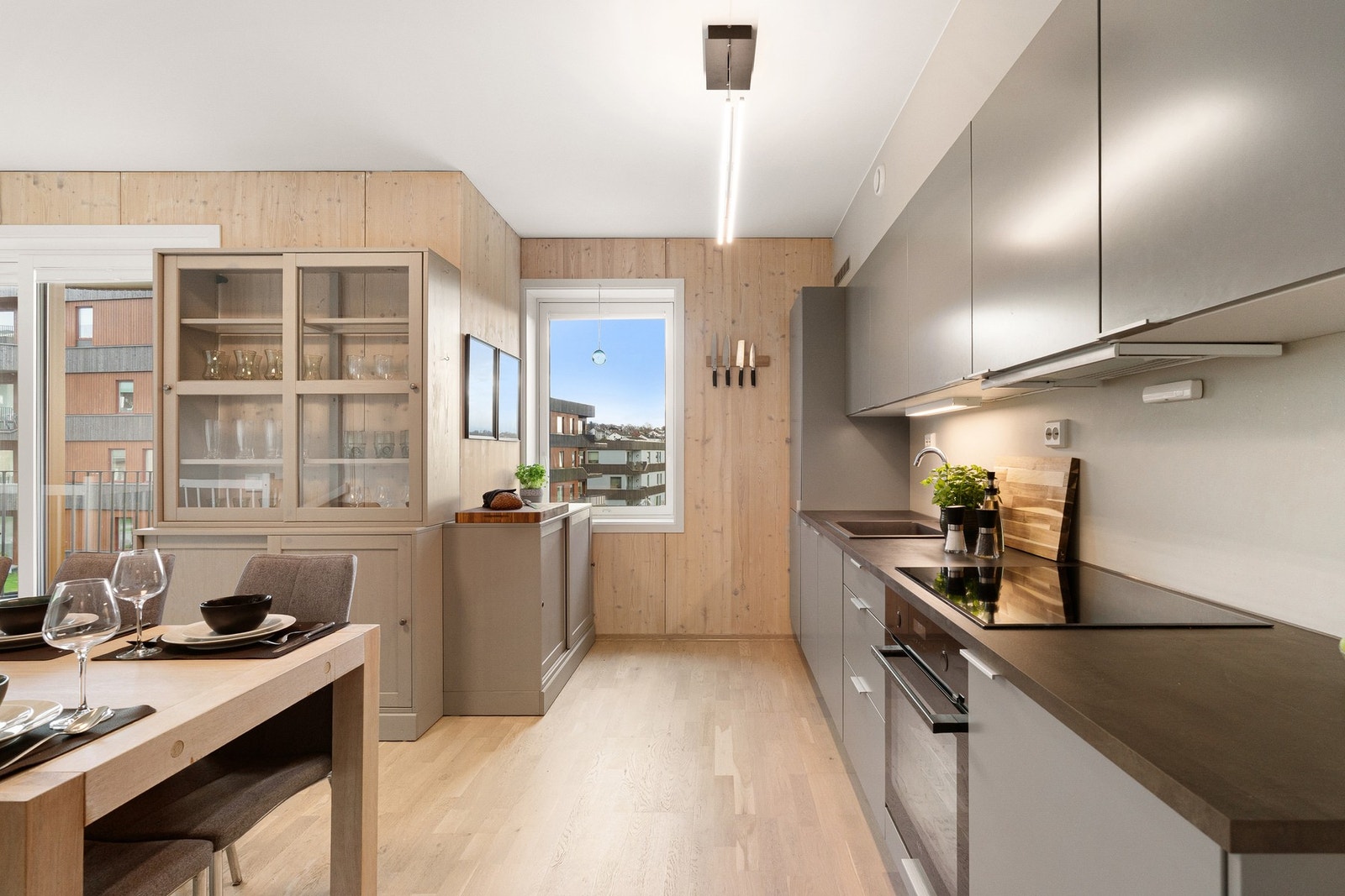 Hvitevarene er integrert og inkluderer kjøleskap og oppvaskmaskin fra Grundig og platetopp og stekeovn fra AEG. Galleribilde