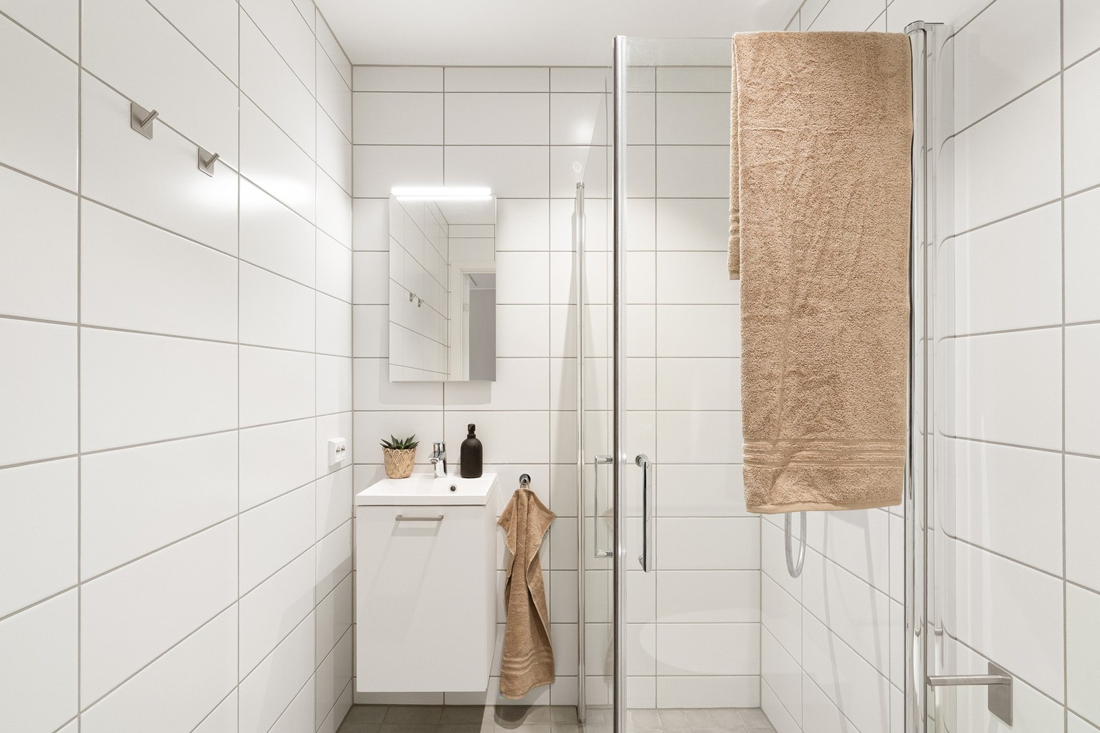 Bad nr. 2 i underetasjen. Pent helfliset med varme i gulv. Galleribilde