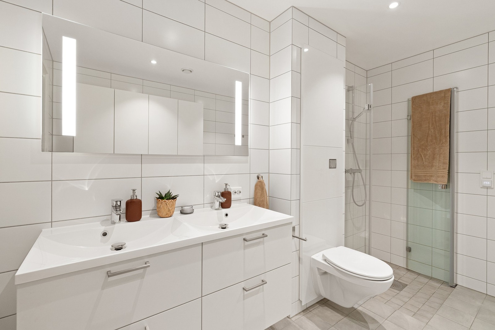 Meget pent helfliset bad med varme i gulv og dobbel vask. Galleribilde