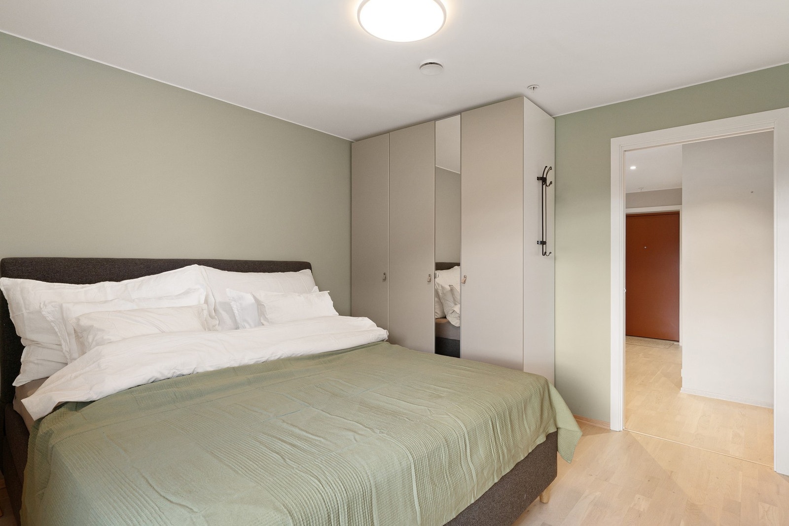 Hovedsoverom med garderobeskap. Galleribilde