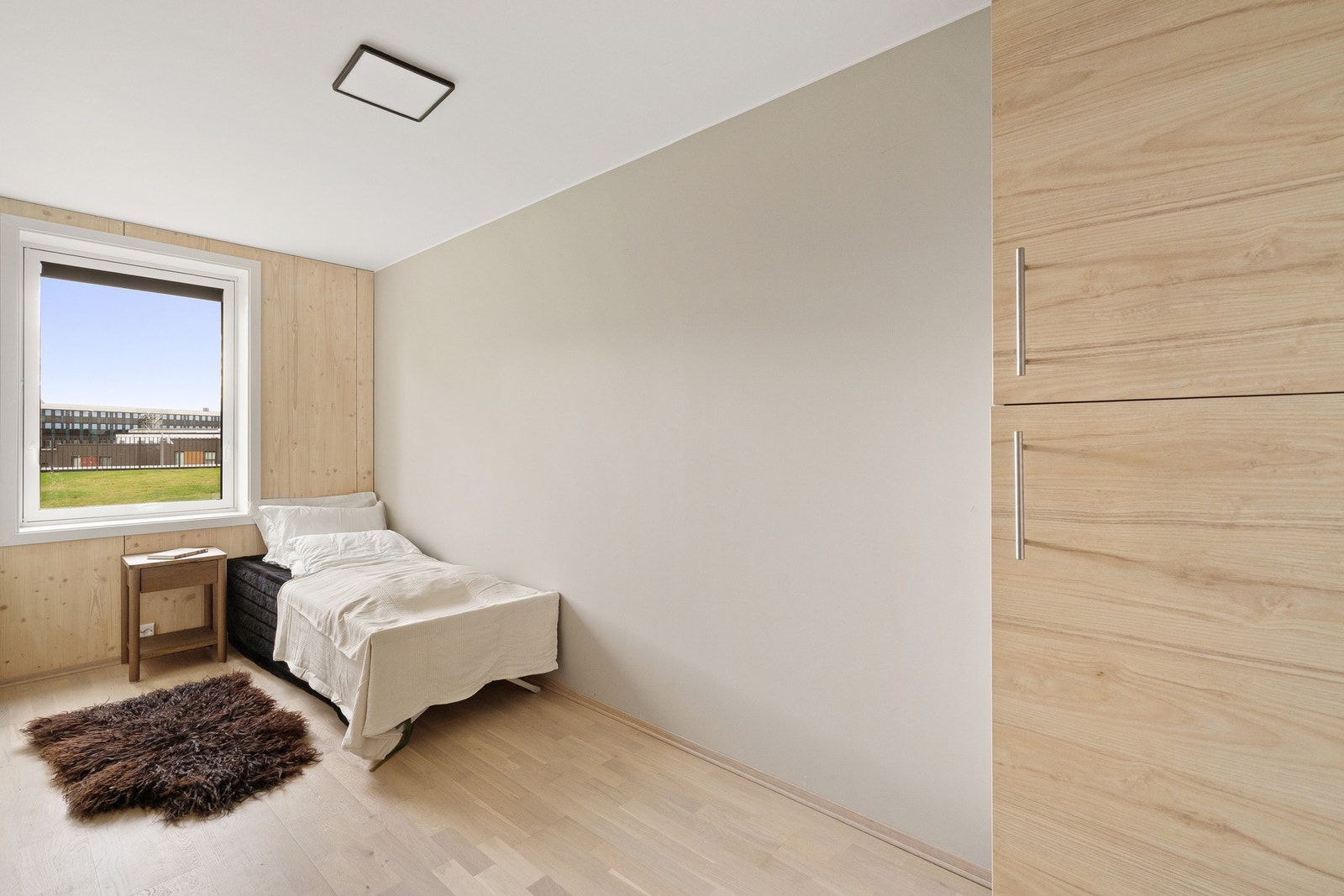 Det andre soverommet i underetasjen. Begge har garderobeskap og utsikt mot grøntarealet. Galleribilde