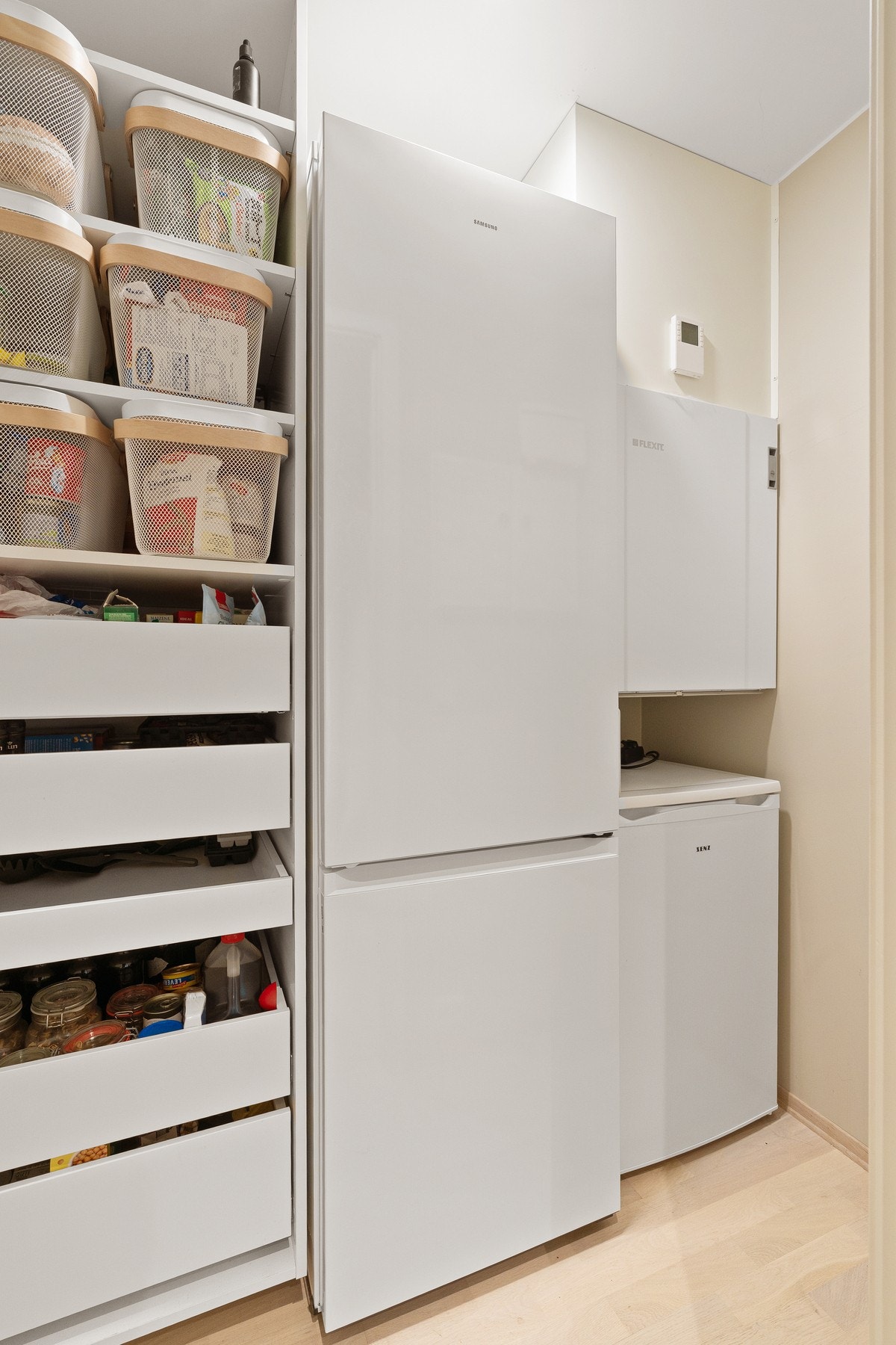 En praktisk og romslig bod med godt oppbevaringssystem og plass til fryseskap om ønskelig. Galleribilde