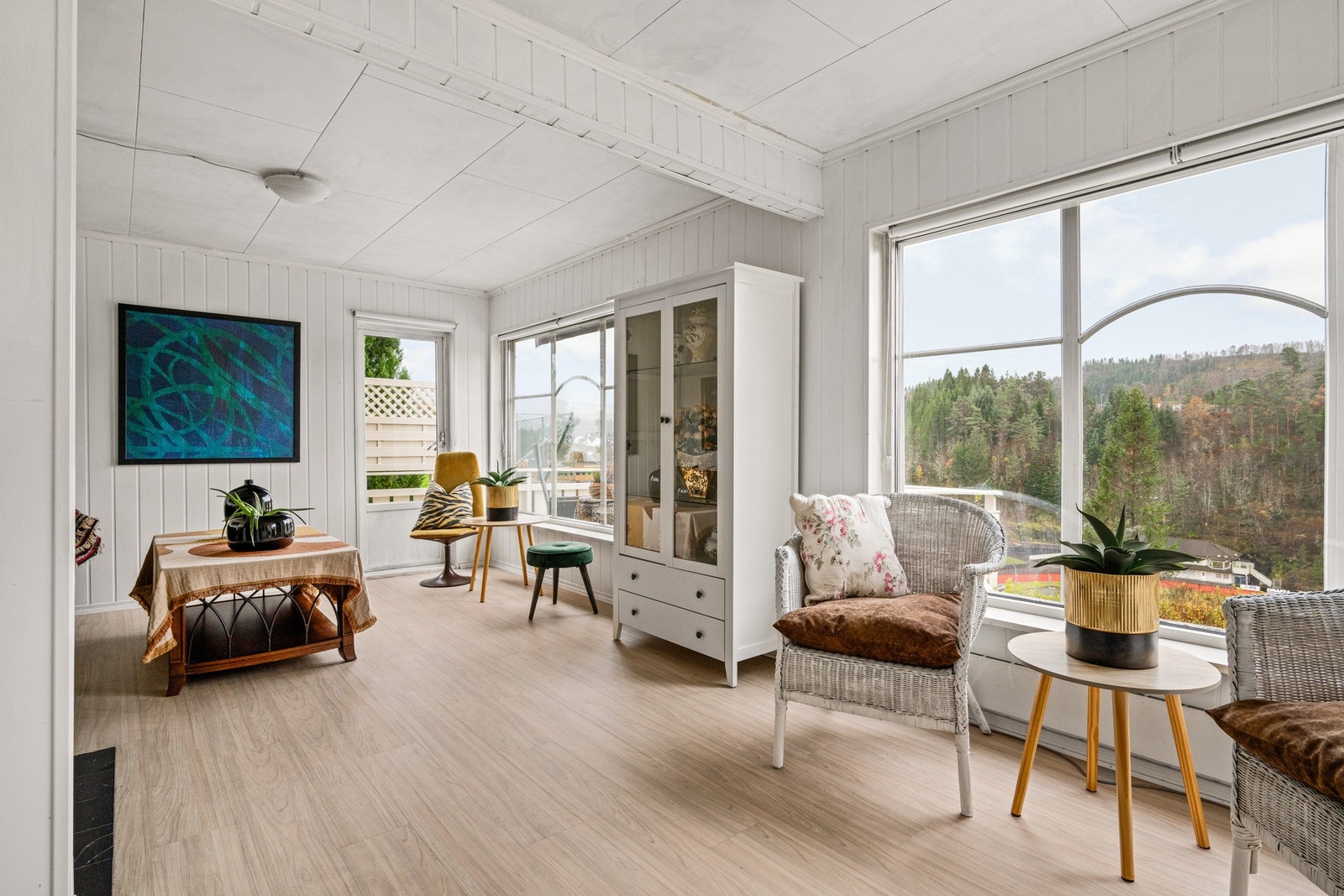 Her er det lagt laminatgulv i 2024, som gir et lyst og moderne preg. Galleribilde