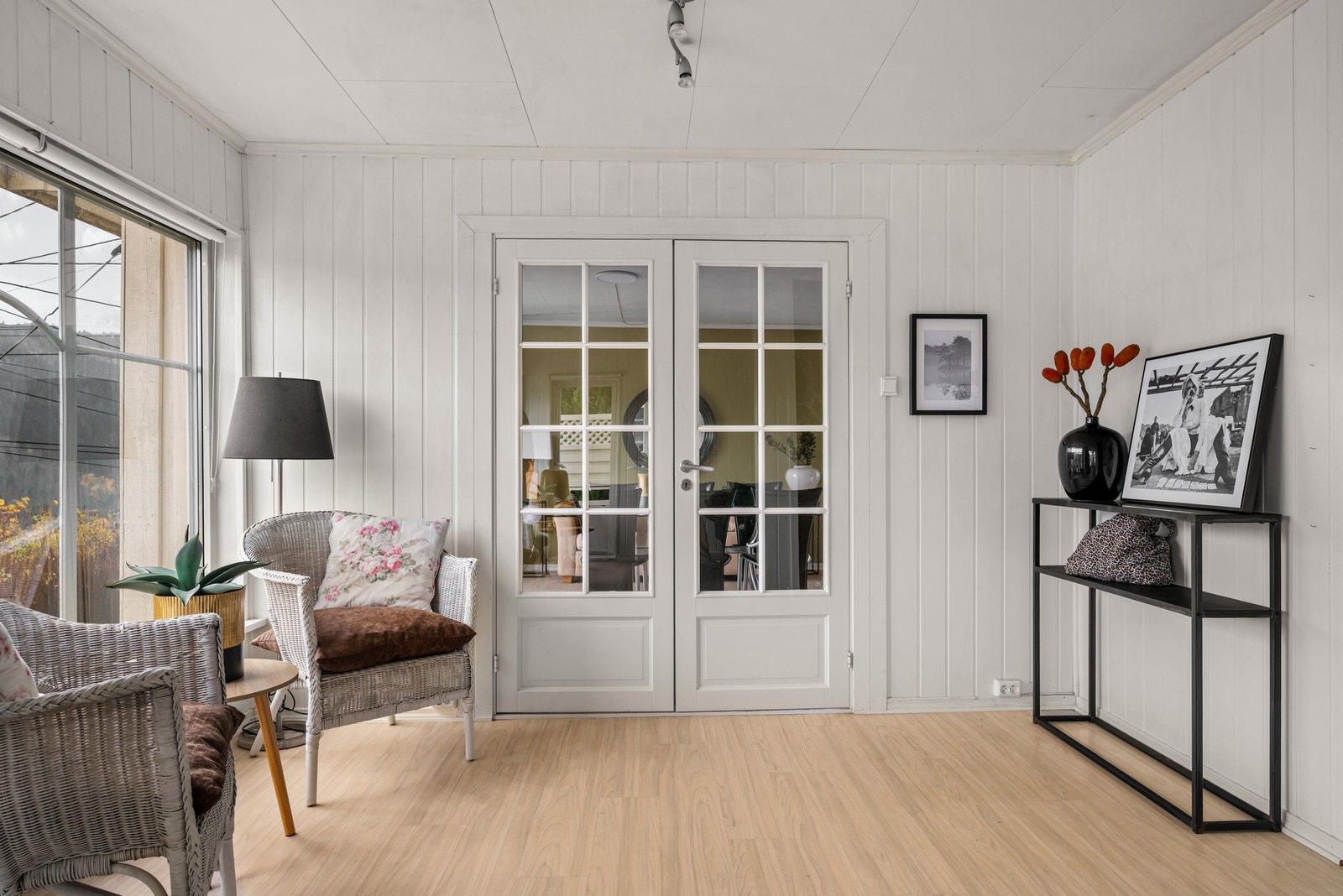 Stuen har en naturlig tilknytning til spisestue og kjøkken. Galleribilde