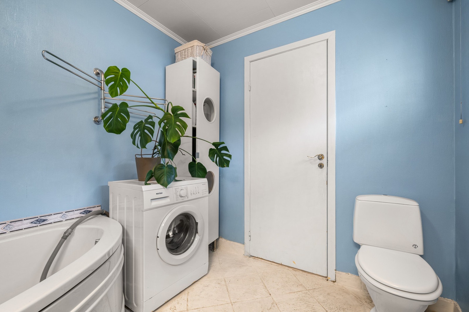 Badet inneholder toalett, helstøpt servant med underskap i profilerte fronter og badekar. Galleribilde