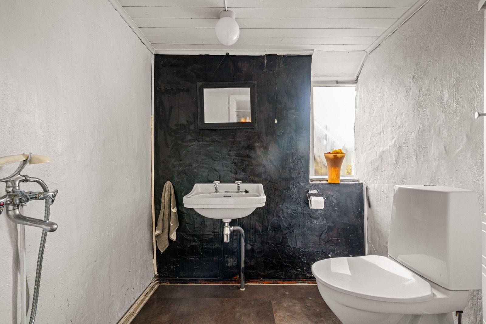 I kjelleren er det også et bad som måler 3,1 kvm. Her er det benyttet flislagt gulv, malte vegger og panel i himlingen. Galleribilde