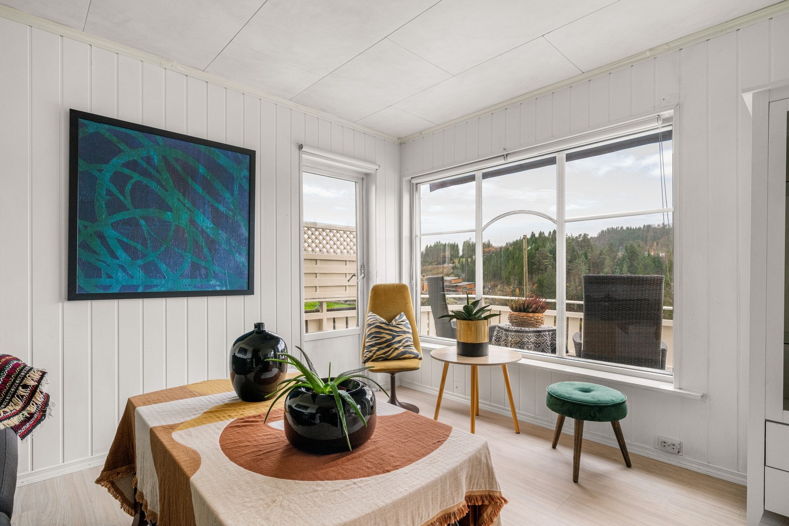 Store vindusflater som sørger for godt med naturlig lysinnslipp. Galleribilde