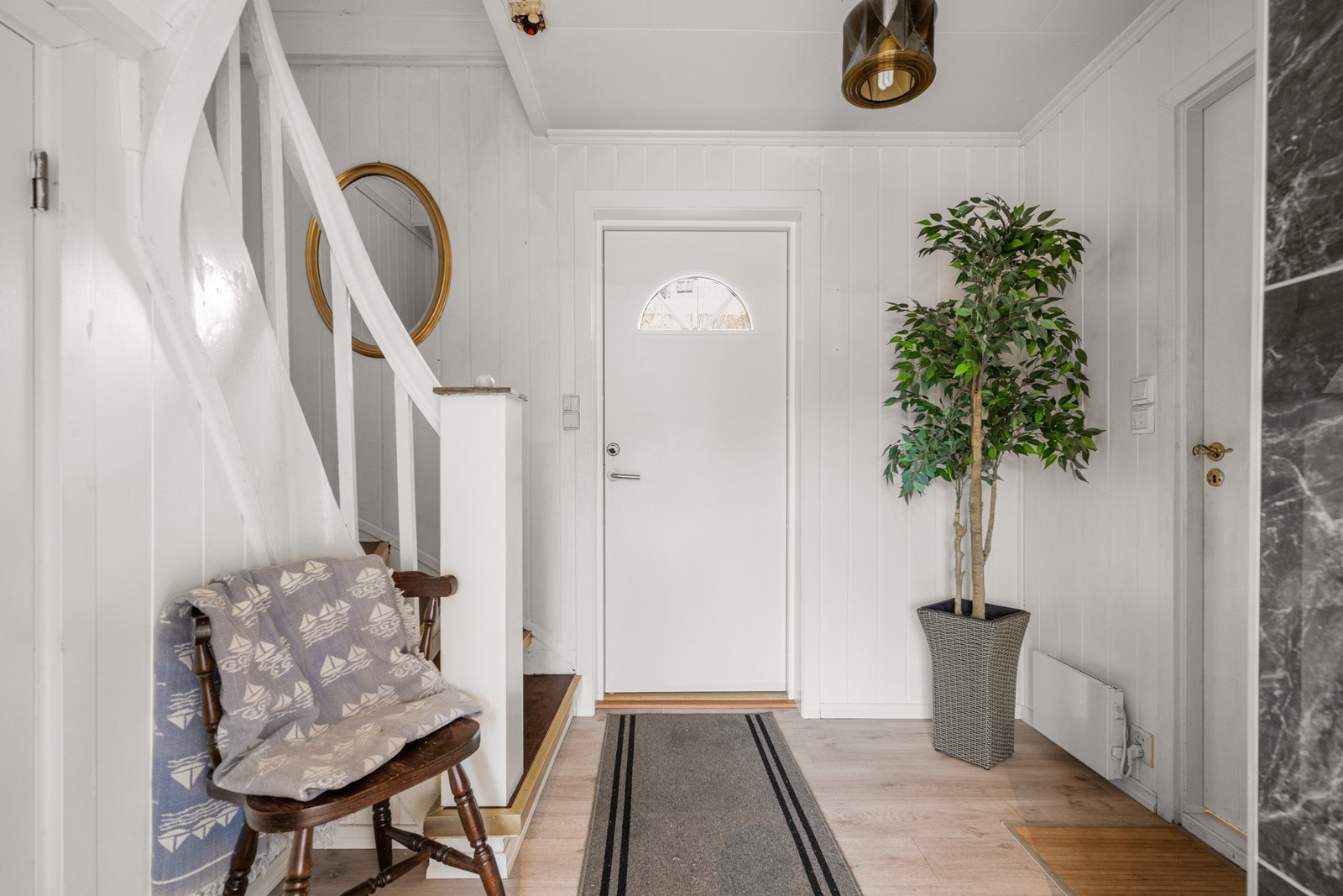 Det første som møter deg er en lys og romslig entré på 7,2 kvm. Galleribilde