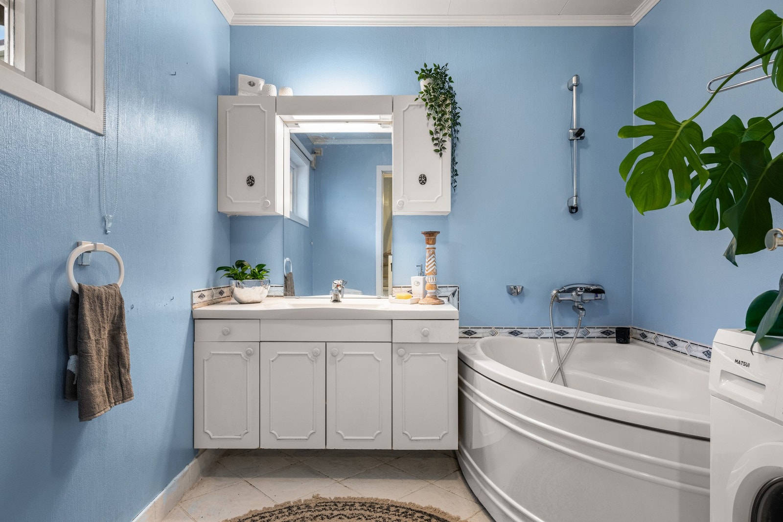 Badet måler 5,7 kvm og har flislagt gulv med varmekabler. Galleribilde