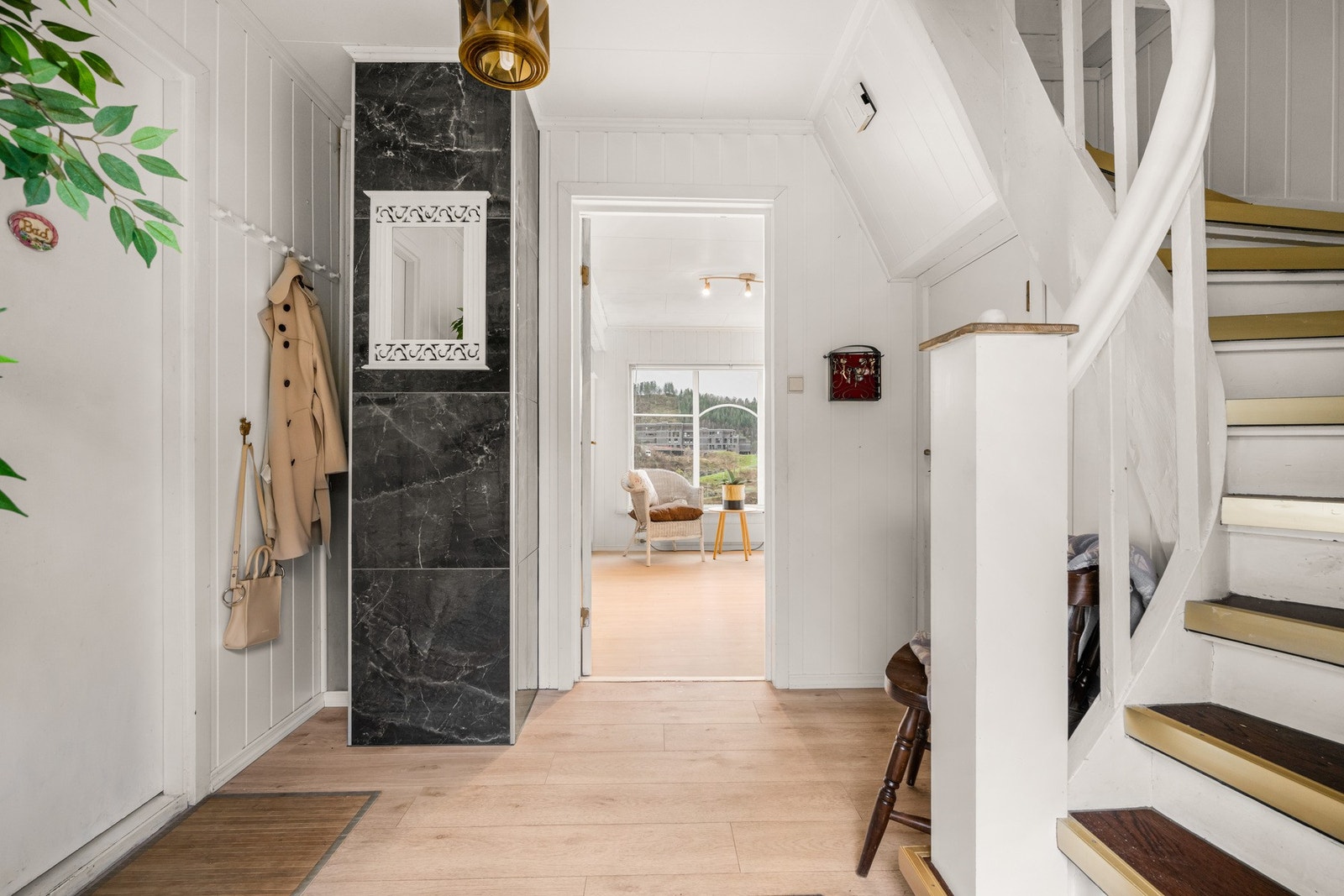 Her er det plass til å henge yttertøy og sette fra seg sko. Galleribilde