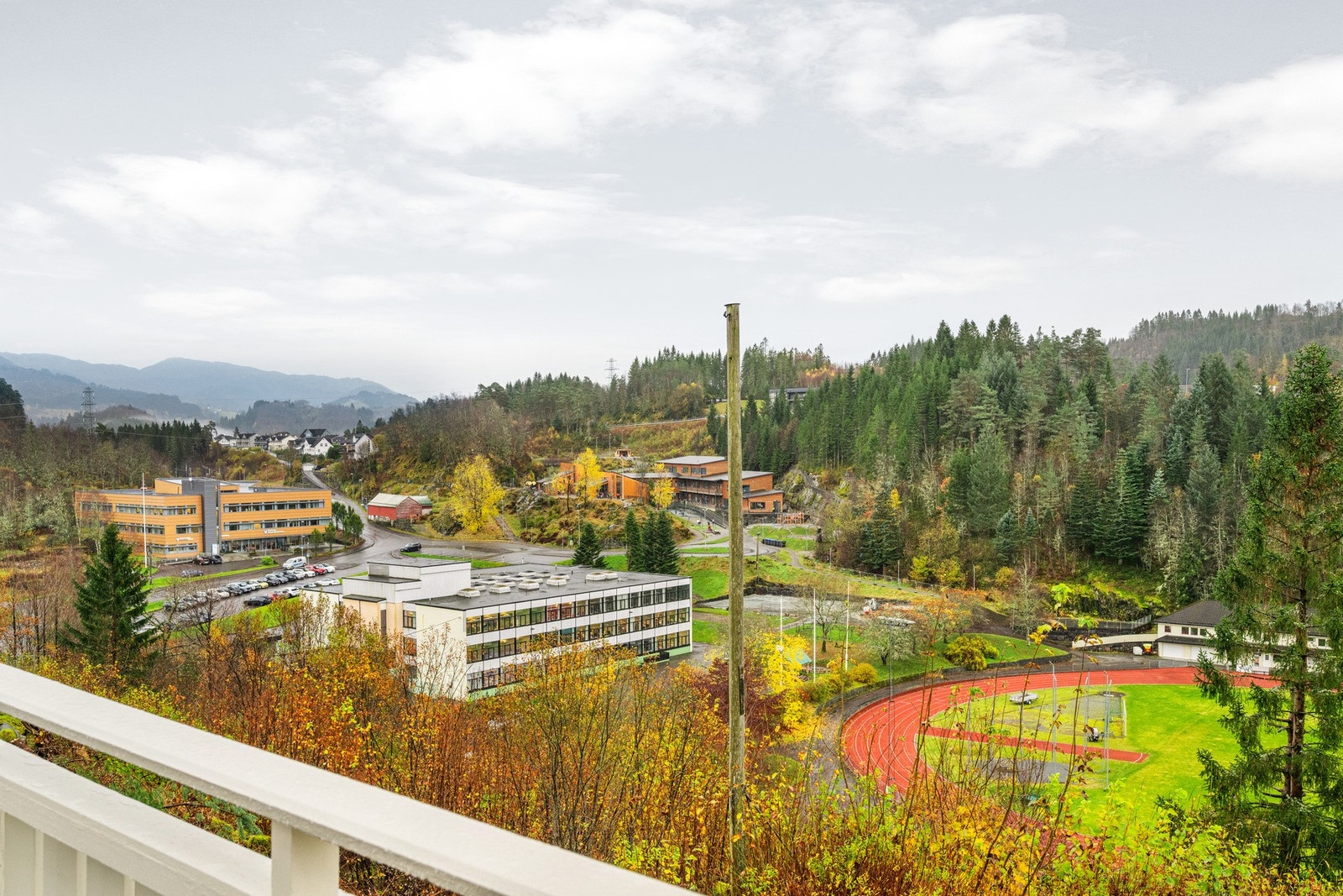 Det er gangavstand til både barnehage, barneskole, ungdomsskole og videregående skole. Galleribilde