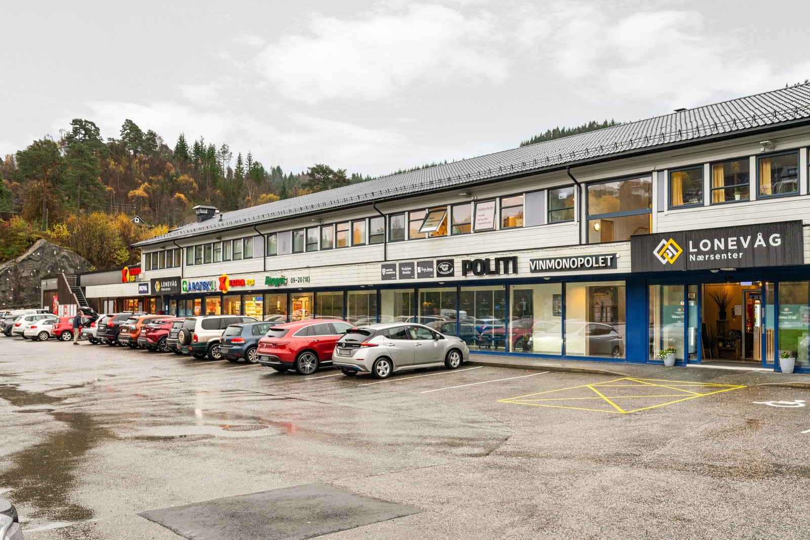 Nærmeste dagligvarebutikk er Extra Lonevåg som ligger i Lonevåg Nærsenter (3 minutter med bil). Galleribilde