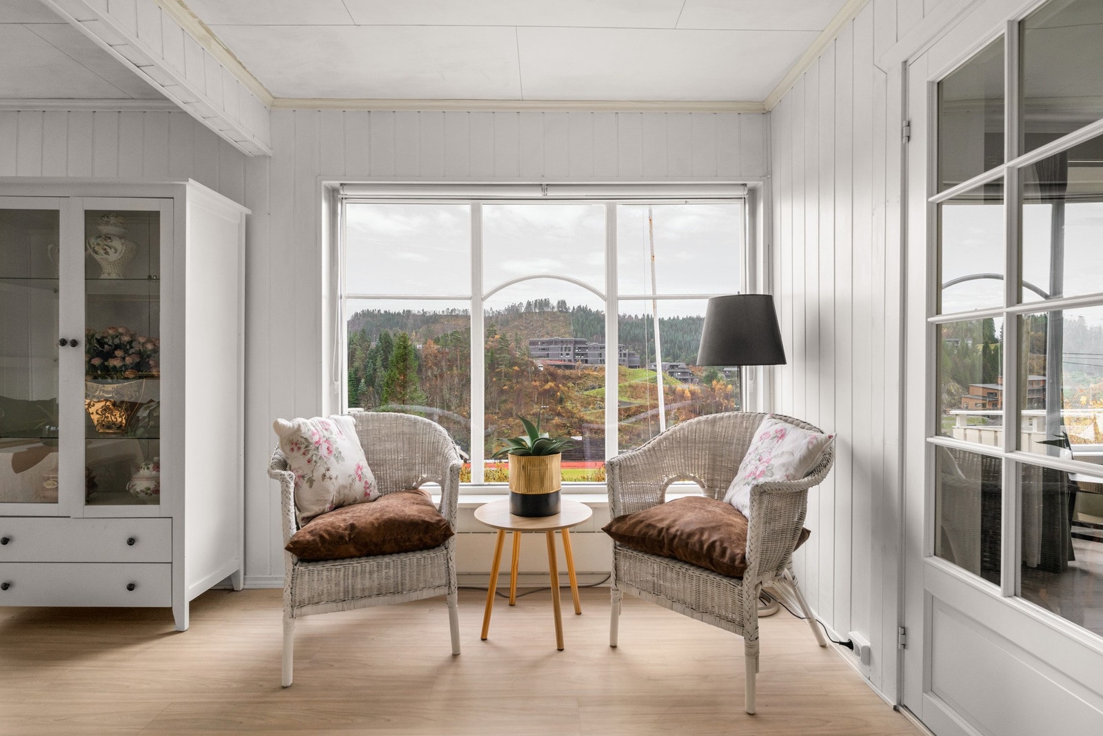 Fra gangen kommer vi inn i en romslig stue på 20 kvm. Galleribilde