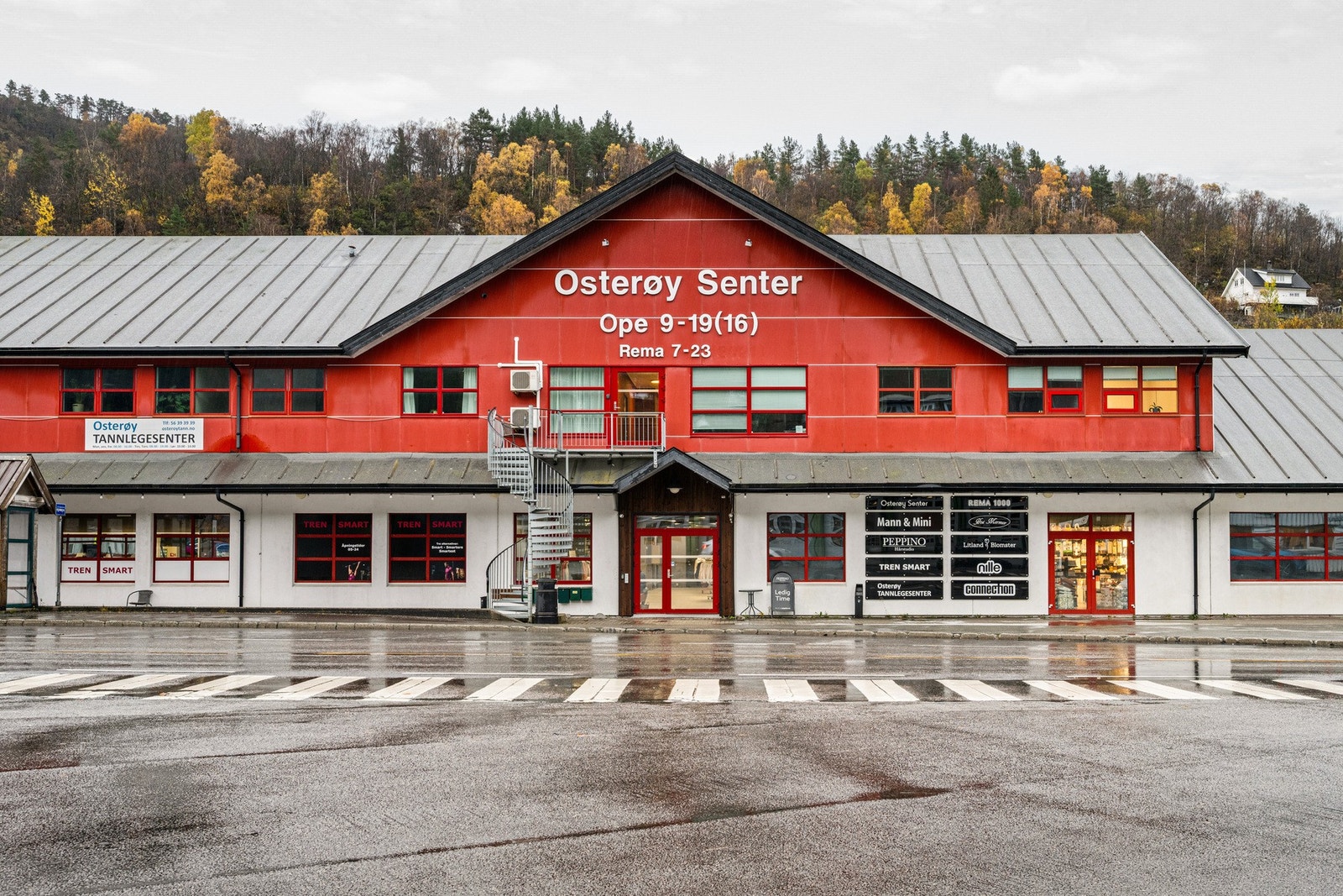 På Osterøy Senter finner man servicetilbud som treningssenter, tannlege og matbutikk. Galleribilde