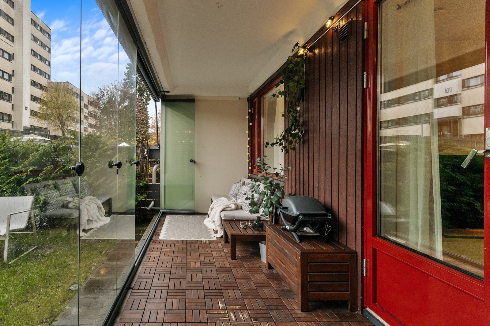 Leiligheten har en vestvendt, innglasset platting på ca. 11 m² med betongdekke og trefliser, samt elegant rekkverk i glass. Galleribilde