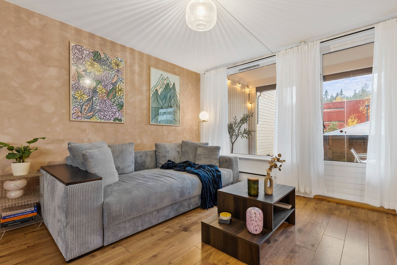 Fra stuen er det direkte utgang til en stor innglasset terrasse med utgang til egen hagedel. Galleribilde