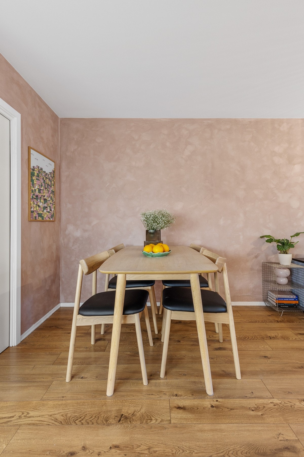 I stuen er det plass til spisebord, noe som gir rommet en sosial og funksjonell sone. Galleribilde