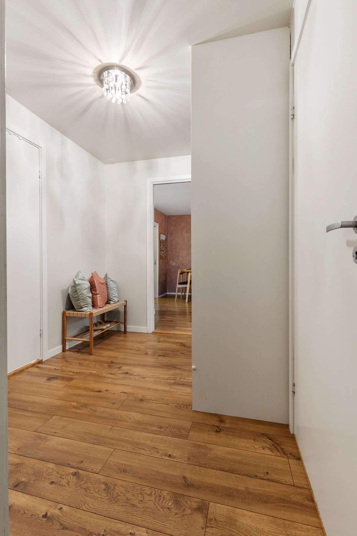 Her er det god plass til yttertøy, og en skyvedørsgarderobe sørger for effektiv oppbevaring og et ryddig førsteinntrykk. Galleribilde