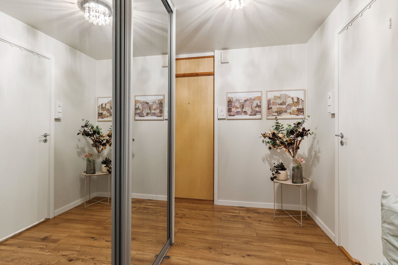Når du trer inn i boligen, møtes du av en lys og innbydende entré. Galleribilde