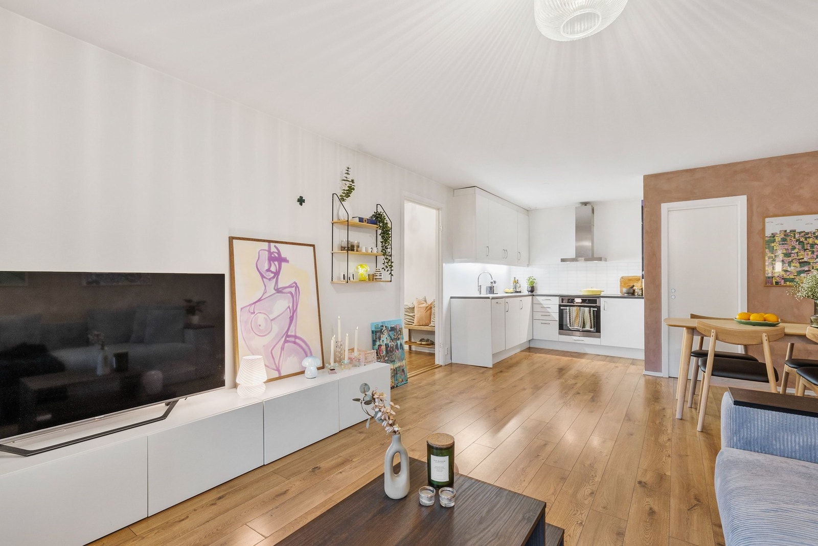 Den åpne løsningen gjør det enkelt å kombinere matlaging og samvær med familie og venner. Galleribilde