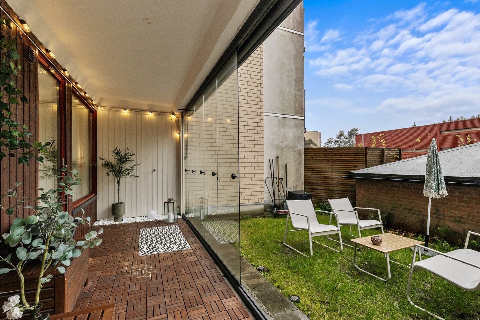 Fra plattingen er det direkte adkomst til en privat hagedel på ca. 28 m² - en flott og grønn oase hvor du kan sette ut utemøbler og grill, samt plante blomster, urter og annet etter eget ønske. Galleribilde