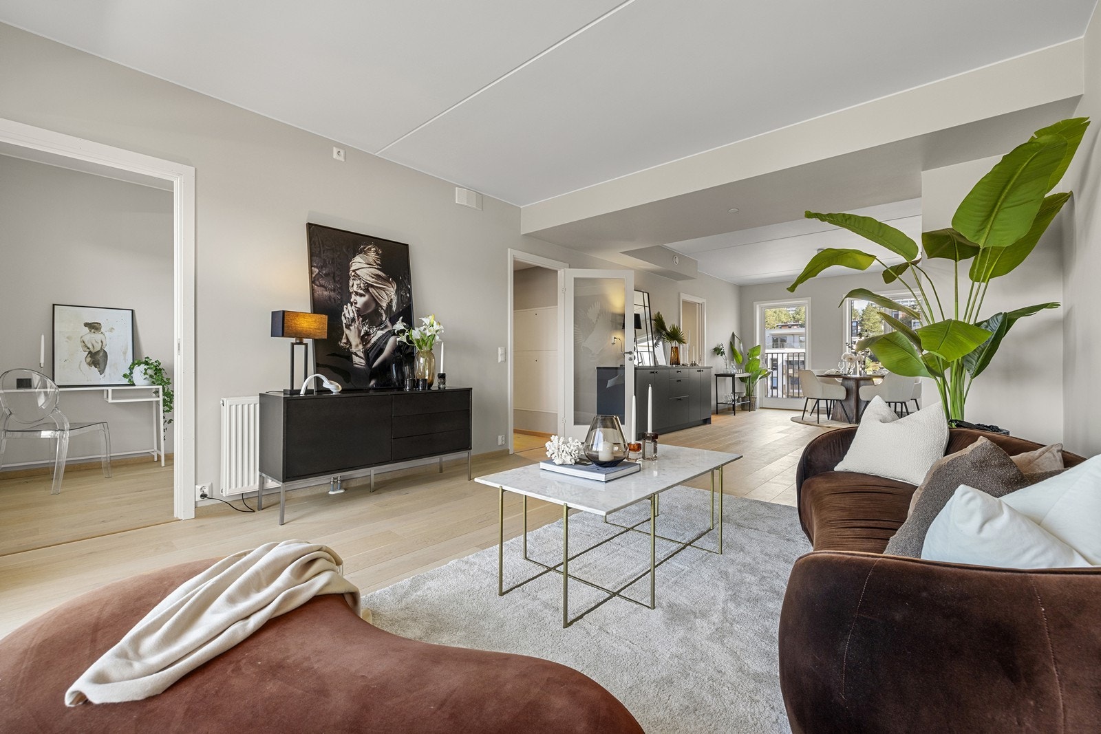 Stuen fremstår lys og luftig med mye gulvplass og med mange muligheter for innredning. Galleribilde