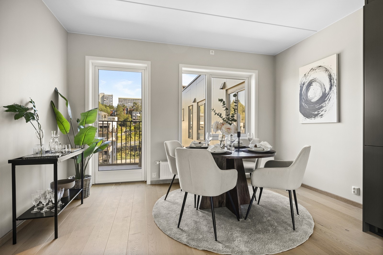 Det er god plass til en spisegruppe hvor man kan samle venner og familie Galleribilde