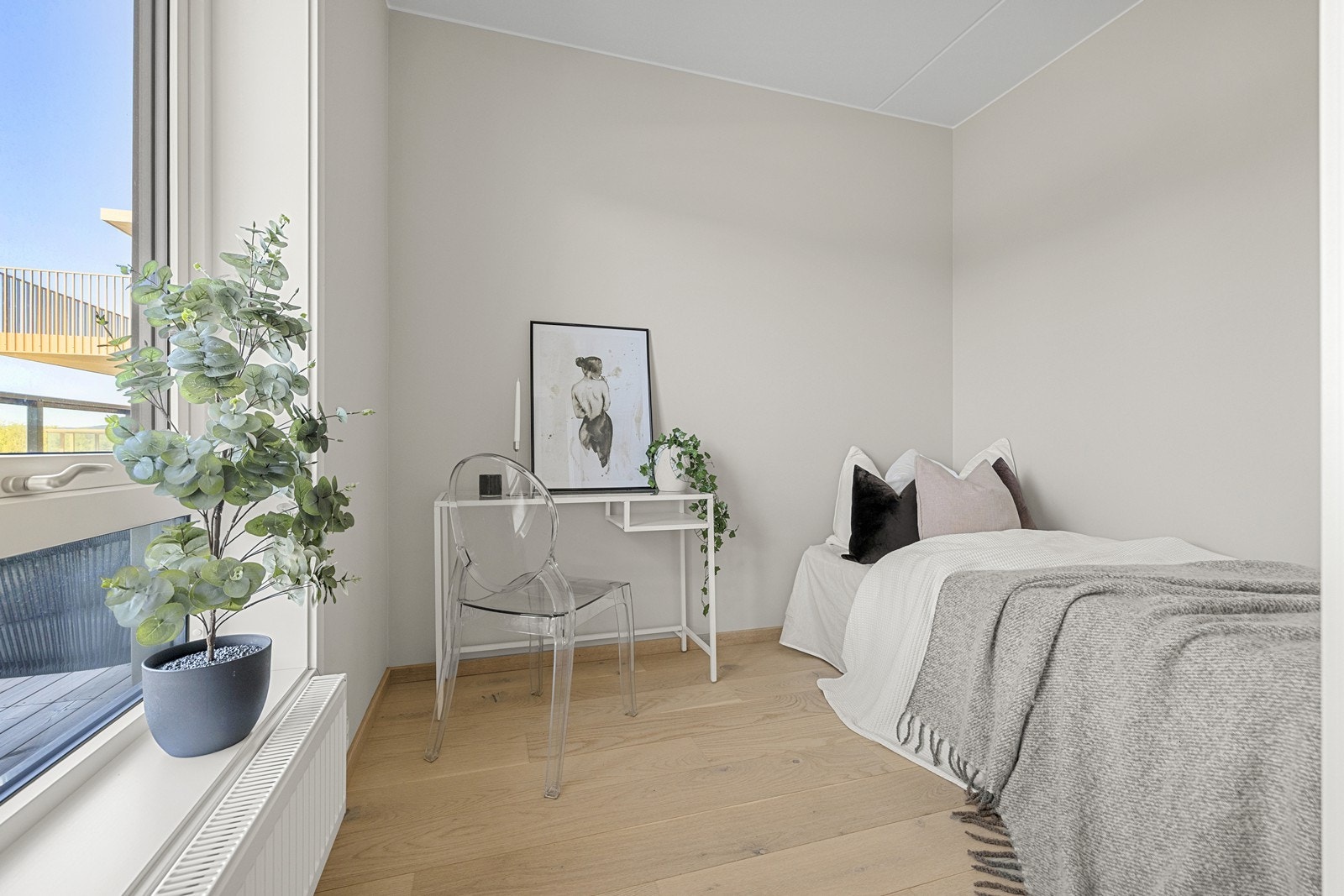 Soverom 3 ligger i tilknytning til stuen. Her er det god plass til seng og møblement. Galleribilde