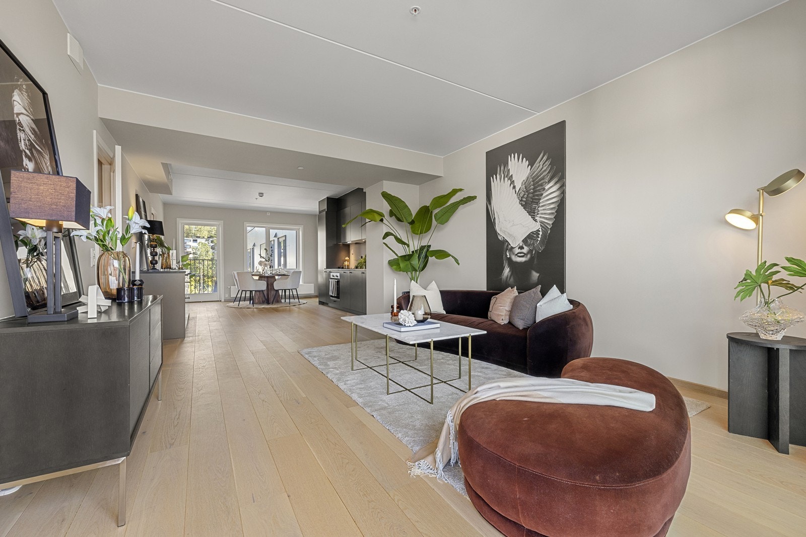 Leiligheten er gjennomgående og slipper inn rikelig med lys fra vinduer i begge ender av rommet Galleribilde