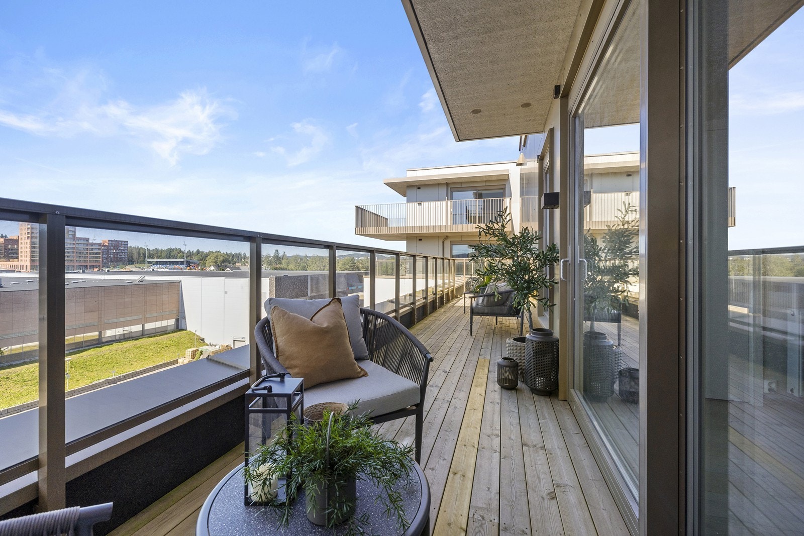 Leiligheten har 2 stk balkonger, en vestvendt balkong på hele 21 kvm med utsikt mot Skårersletta Galleribilde