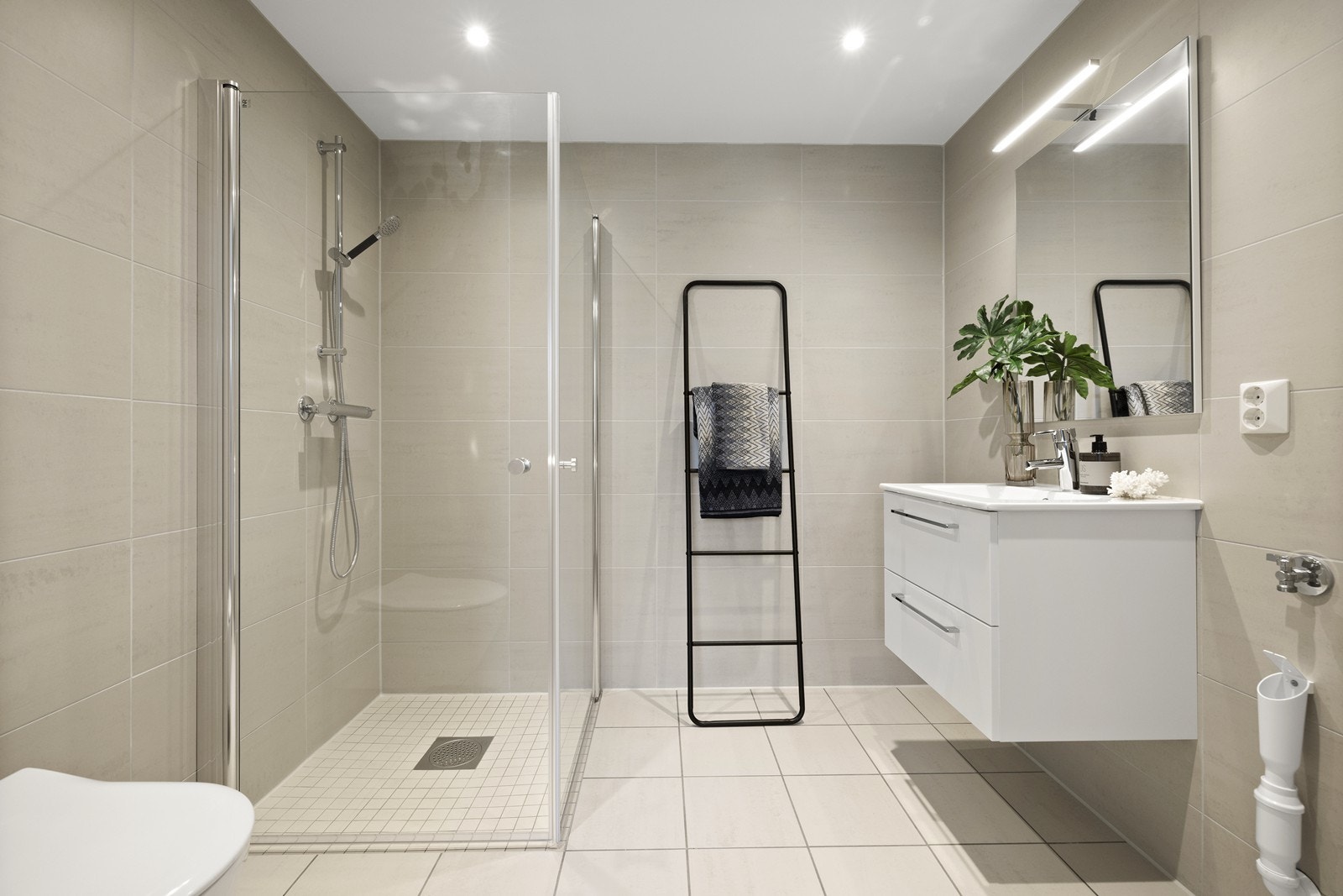 Badet fra hovedsoverommet er lyst og romslig med vegghengt toalett og servant. Galleribilde