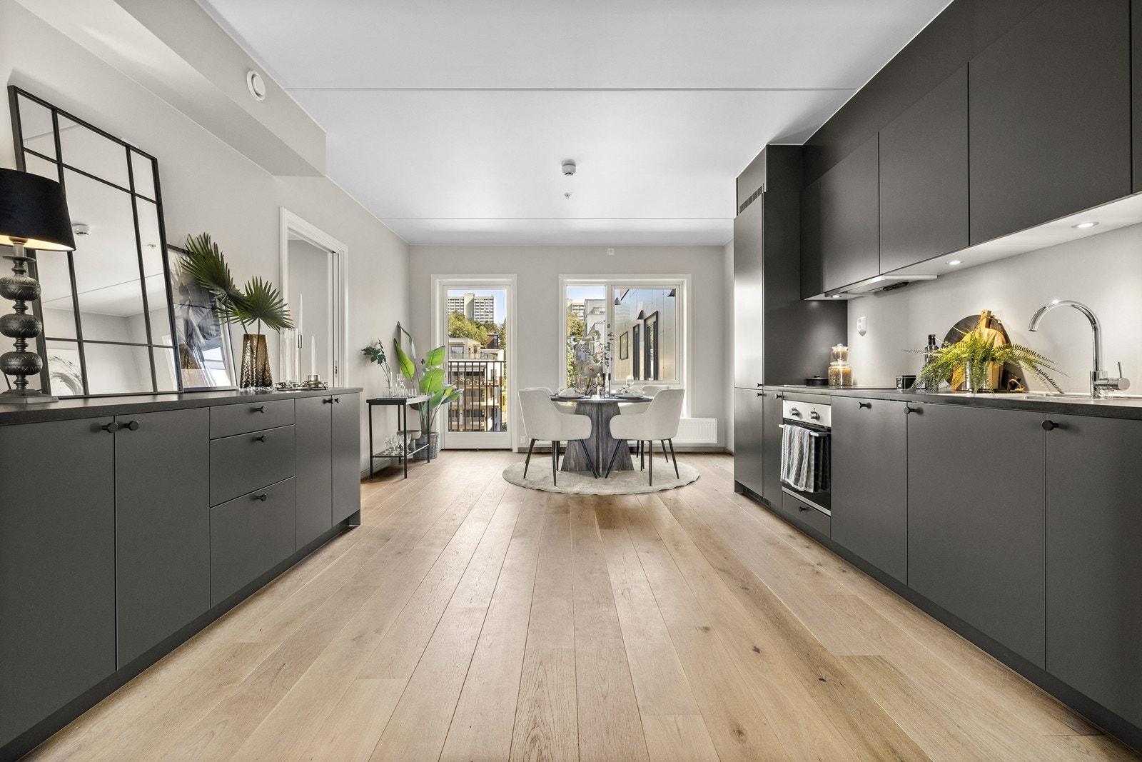 Delikat kjøkkeninnredning med mye skap og benkeplass. Integrerte hvitevarer Galleribilde