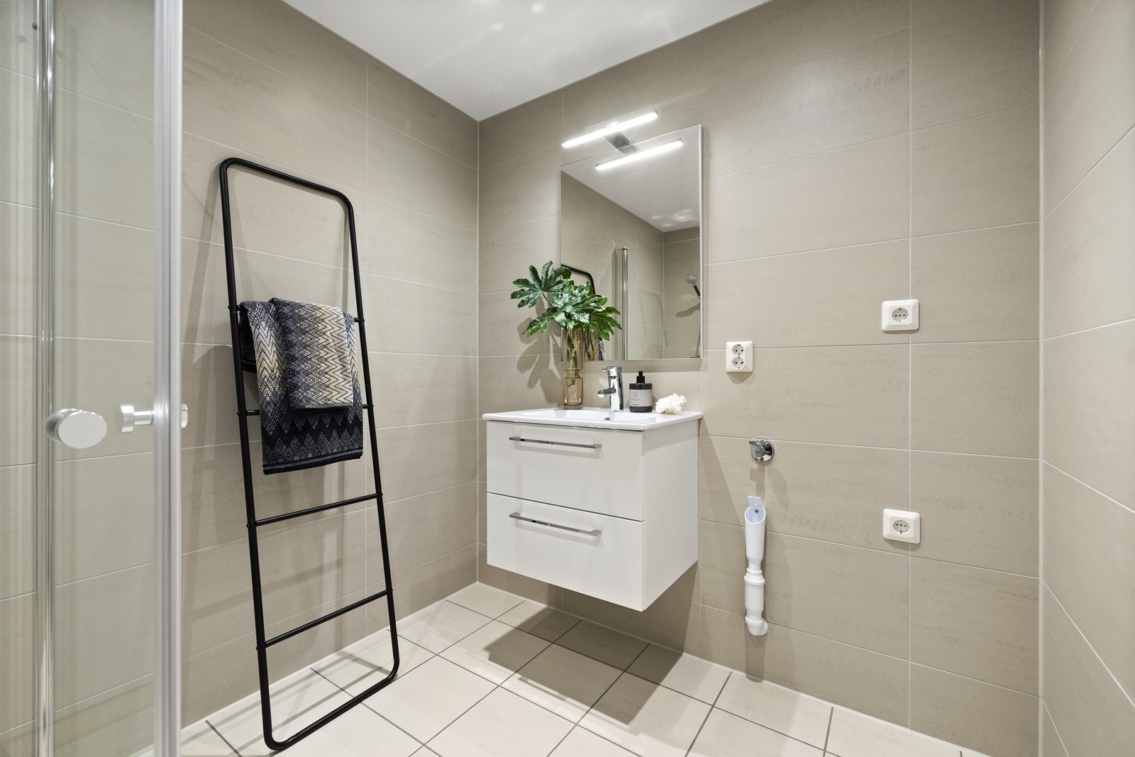 Opplegg for vaskemaskin på badet. Galleribilde