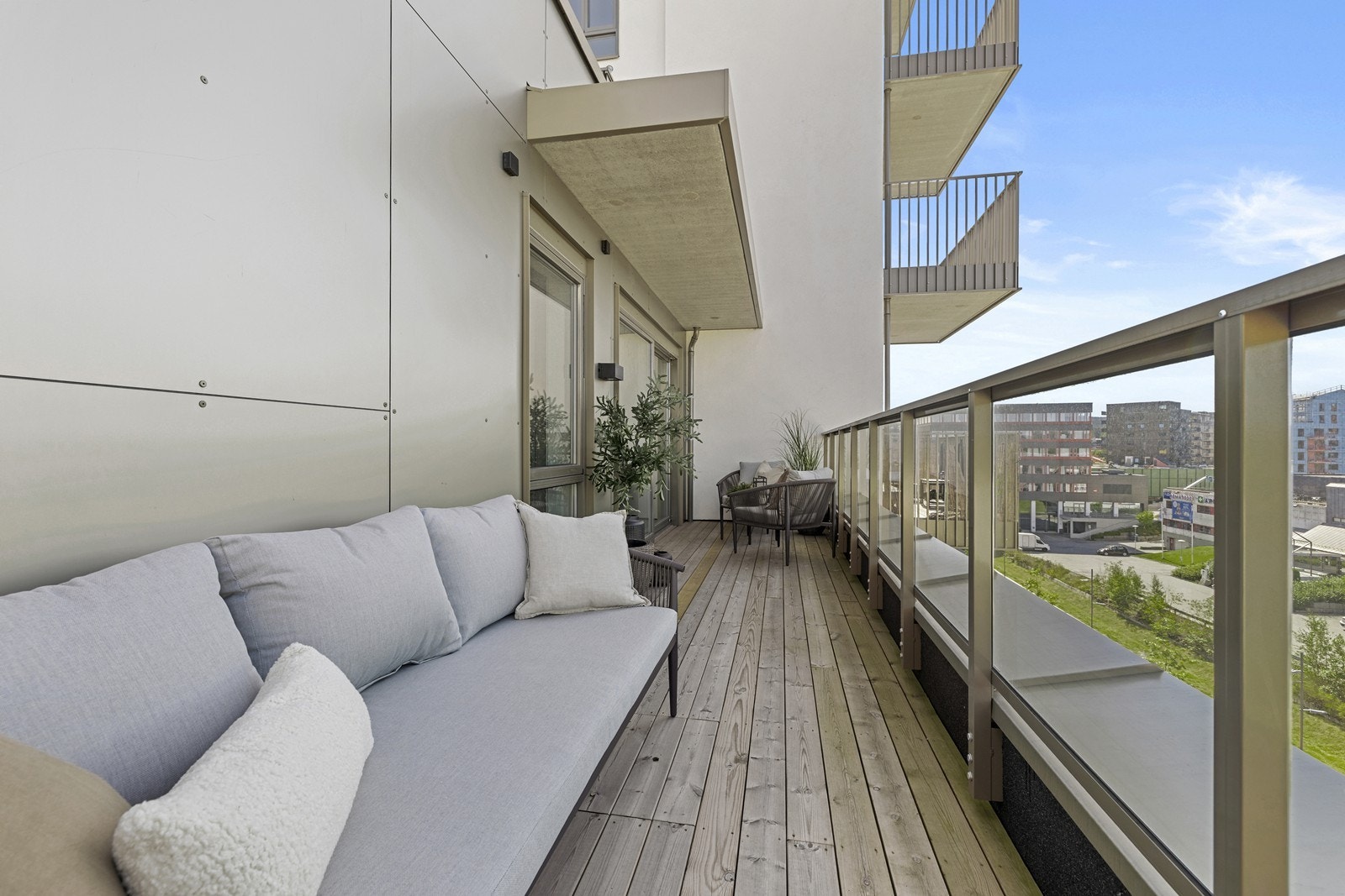 Utgang fra stuen til en fantastisk og herlig balkong på hele 21m2. Galleribilde