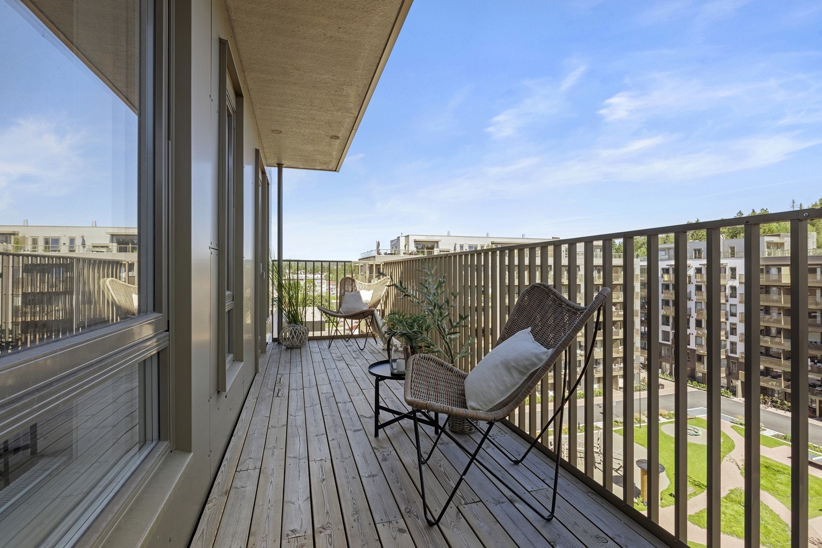 Den andre balkongen er på hele 14 kvm og vender inn mot sameiets fellesarealer Galleribilde