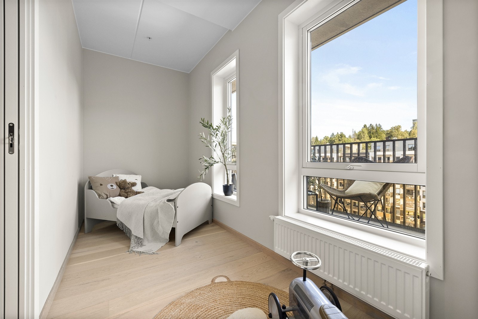 Soverom 2 har store vindusflater som gir ekstra med lys Galleribilde