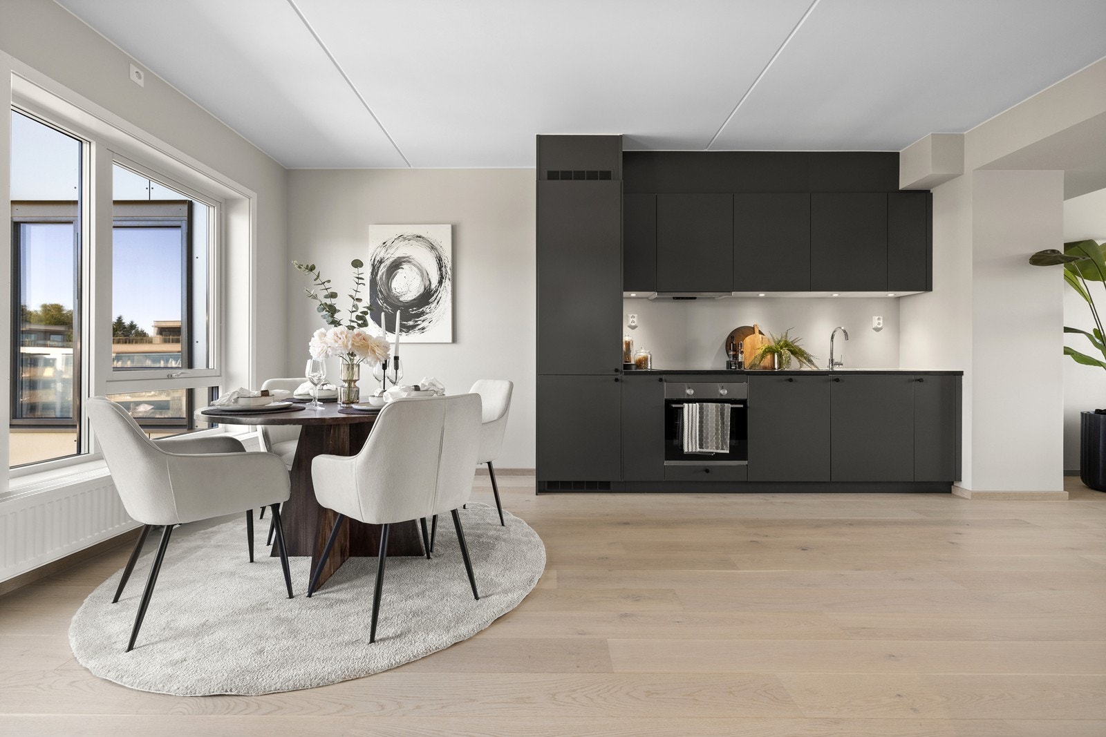 Det er utgang til østvendt balkong fra kjøkkenet Galleribilde