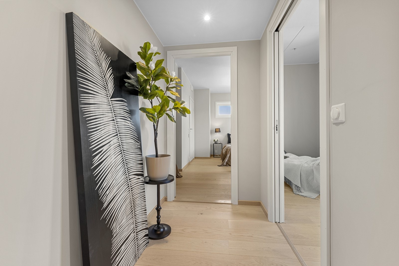 Inngang til soverom 1 og 2 fra mellomgang Galleribilde