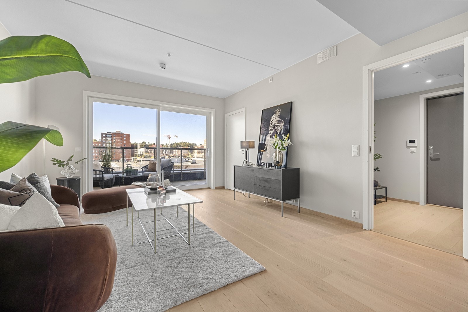 Stor balkongdør gir naturlig lys og fint utsyn fra stuen. Galleribilde